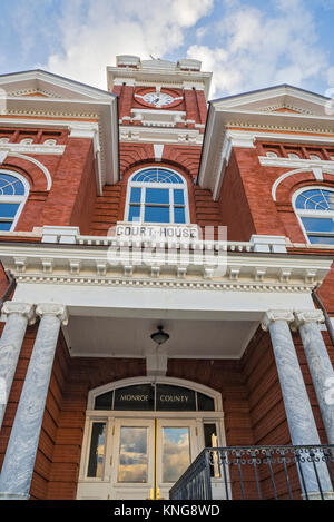 Monroe County Courthouse in Forsyth, Georgia, è stato costruito nel 1896 ed è di design Vittoriano. È elencato nel Registro Nazionale dei Luoghi Storici. Foto Stock