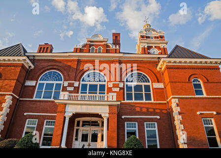 Monroe County Courthouse in Forsyth, Georgia, è stato costruito nel 1896 ed è di design Vittoriano. È elencato nel Registro Nazionale dei Luoghi Storici. Foto Stock