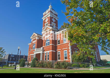 Monroe County Courthouse in Forsyth, Georgia, è stato costruito nel 1896 ed è di design Vittoriano. È elencato nel Registro Nazionale dei Luoghi Storici. Foto Stock