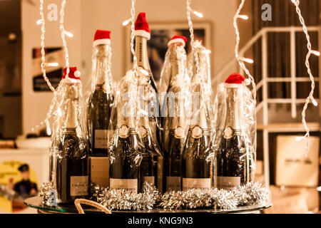 PALMA, Spagna - 9 dicembre 2017: vetrina di un negozio di vino decorate con bottiglie di vino che indossa Santa Claus cappelli rossi a Palma di Maiorca Foto Stock