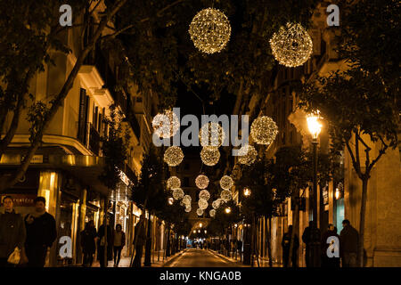 PALMA, Spagna - 9 dicembre 2017: le luci di Natale in Carrer de Colom a Palma di Maiorca Foto Stock