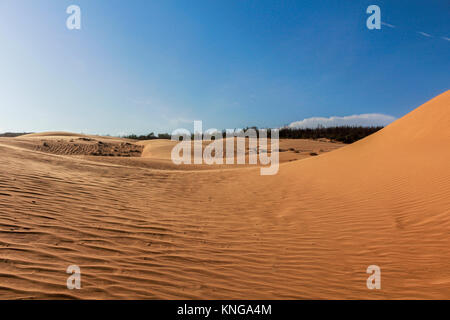 La bellezza del paesaggio deserto rosso dune di sabbia di Mui Ne in Vietnam sulla giornata di sole Foto Stock