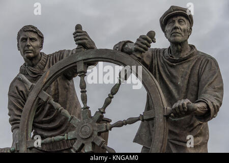 'Man & Boy' Life-dimensionato statua, commemorando vite perdute in mare e celebrando Brixhams patrimonio di pesca. Brixham, Torbay, Devon, Regno Unito. Foto Stock