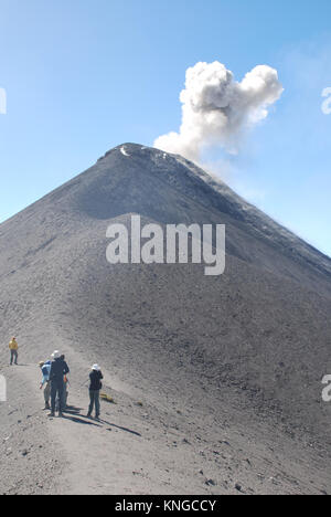 Un' eruzione del vulcano Fuego in Guatemala che i mondi più continuamente il vulcano attivo Foto Stock