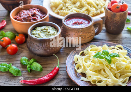 Pasta con diversi tipi di salsa Foto Stock