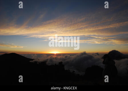 Sunrise visto dalle pendici del vulcano Zunil in Guatemala Foto Stock