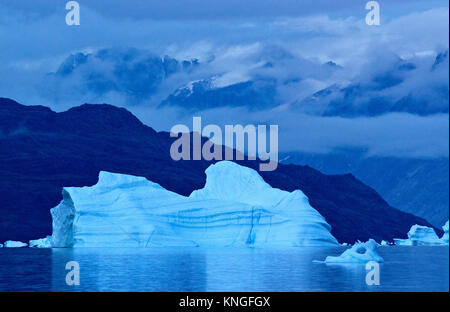 Iceberg in blu la luce del mattino, Scoresby Sound, Groenlandia, estate 2017 Foto Stock