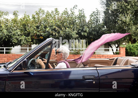 Il vecchio donna alla guida di una vettura convertibile Foto stock - Alamy