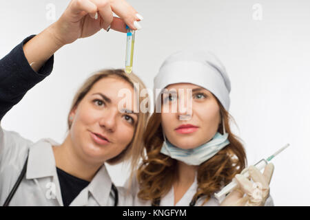 I lavoratori della sanità controllo della presa biomateriale per reazione allergica Foto Stock