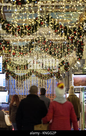 Birmingham Natale sul mercato tedesco al crepuscolo Foto Stock