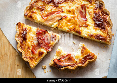 La pancetta e formaggio cheddar quiche Foto Stock