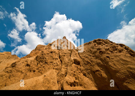 Una piccola area del Alexander graben vicino al villaggio di montagna e montagna Proleyka Balıklı,Regione di Volgograd, Russia maggio 2015 Foto Stock