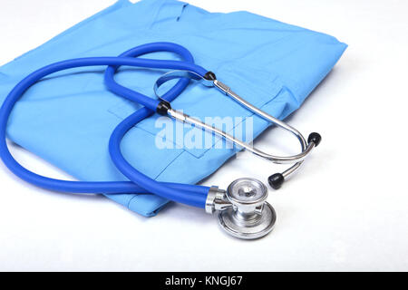 Medical stetoscopio, guanti, RX su prescrizione medico blu uniforme di primo piano. Gli strumenti medici e strumenti shop, la misurazione della pressione sanguigna concept Foto Stock