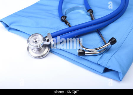 Medical stetoscopio, guanti, RX su prescrizione medico blu uniforme di primo piano. Gli strumenti medici e strumenti shop, la misurazione della pressione sanguigna concept Foto Stock