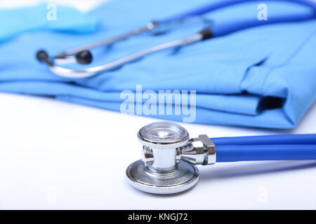 Medical stetoscopio, guanti, RX su prescrizione medico blu uniforme di primo piano. Gli strumenti medici e strumenti shop, la misurazione della pressione sanguigna concept Foto Stock