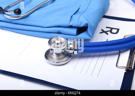 Medical stetoscopio, guanti, RX su prescrizione medico blu uniforme di primo piano. Gli strumenti medici e strumenti shop, la misurazione della pressione sanguigna concept Foto Stock