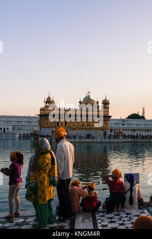 AMRITSAR, India - 20 Marzo 2016: popolo indiano presso Sri Harmandir Sahib, noto come tempio d'oro e il Darbar Sahib, è il santissimo Gurdwara e m Foto Stock