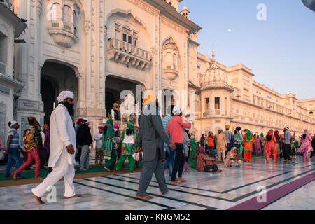 AMRITSAR, India - 20 Marzo 2016: popolo indiano a piedi a Sri Harmandir Sahib, noto come tempio d'Oro, sito del sikhismo, situato nella città di Amrits Foto Stock