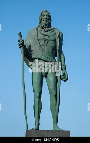 Statua di Pelinor, Guanche un capo o un mencey, parte delle nove statue del pre-ispanica kings situato in Plaza de la Patrona de Canarias Foto Stock