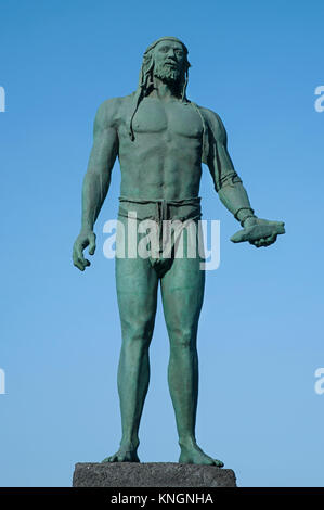 Statua di Romen, Guanche un capo o un mencey, parte delle nove statue del pre-ispanica kings situato in Plaza de la Patrona de Canarias Foto Stock