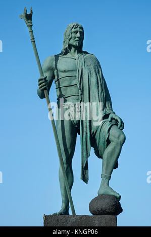 Statua di Tegueste, Guanche un capo o un mencey, parte delle nove statue del pre-ispanica kings situato in Plaza de la Patrona de Canarias Foto Stock