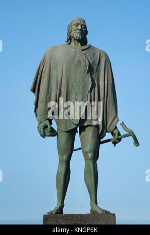 Statua di Bencomo, Guanche un capo o un mencey, parte delle nove statue del pre-ispanica kings situato in Plaza de la Patrona de Canarias Foto Stock