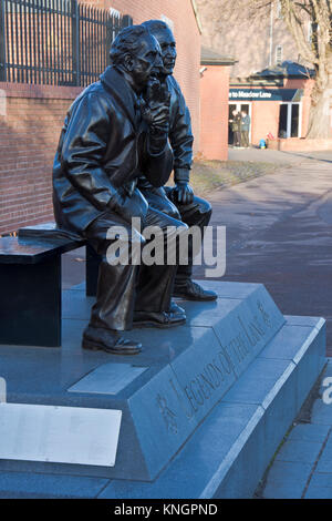 Statua di Jimmy Sirrel e Jack Wheeler, leggende della corsia, fuori Notts County Football Ground, Meadow Lane, Nottingham, Inghilterra, Regno Unito Foto Stock