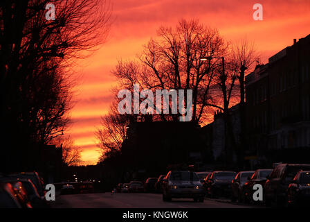 Il tramonto a nord di Londra, a seguito di un fine settimana invernale blast. Foto Stock