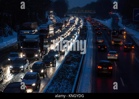 Ingorgo sull autostrada A40 autostrada durante condizioni invernali al crepuscolo, Mülheim an der Ruhr, Germania Foto Stock