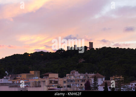 Il castello di Bellver al tramonto. Palma di Maiorca, SPAGNA Foto Stock