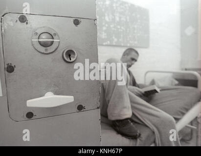 Lettura detenuto nella sua cella, HMP Winchester, Winchester, Hampshire, Regno Unito. Il 10 maggio 2001. Foto Stock