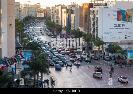 Casablanca, Marocco - 24 Novembre 2017 : alto angolo di visione del traffico in Boulevard Zerktouni Foto Stock