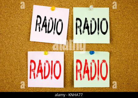 Mano concettuale di scrittura di testo Didascalia ispirazione che mostra la Radio il concetto di business per i media e l'istruzione sulla colorata nota adesiva close-up Foto Stock