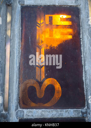 Segno di chiave nel pezzo di vetro istoriato inserita nella lanterna, Cattedrale di Ely, Cambridgeshire Foto Stock