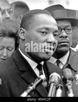 Washington, DC - (file) -- Dr Martin Luther King Jr parla ai giornalisti dopo un incontro alla Casa Bianca circa 1963..Credit: Arnie Sachs - CNP /MediaPunch Foto Stock