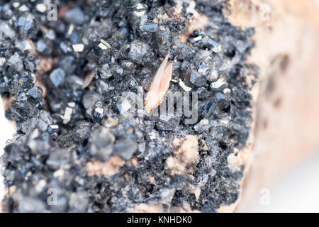 Extreme close up di minerale Cerussite isolate su sfondo bianco con profondità di campo Foto Stock