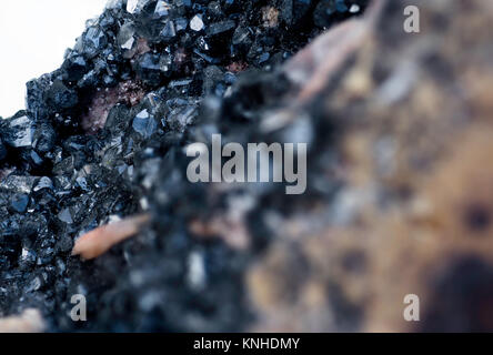 Extreme close up di minerale Cerussite isolate su sfondo bianco Foto Stock