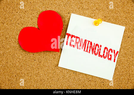 Mano concettuale di scrittura di testo Didascalia ispirazione che mostra il concetto della terminologia medica terminologico legalistica e amore scritto su una nota adesiva, re Foto Stock