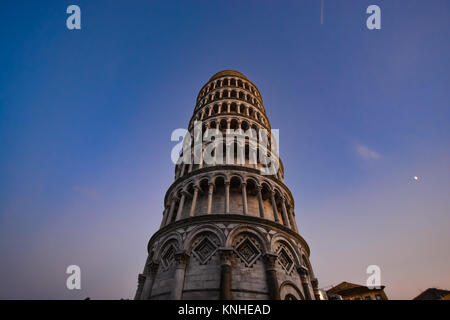 La torre pendente di Pisa, Italia in piazza del duomo nella regione toscana al calare della notte Foto Stock