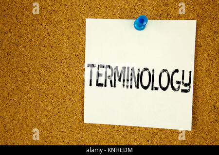 Mano concettuale di scrittura di testo Didascalia ispirazione che mostra la terminologia. Il concetto di business per medici terminologico legalistica scritto su una nota adesiva, Foto Stock