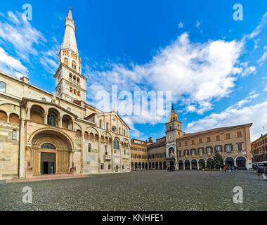 Modena, Piazza Grande con il Duomo e la torre Ghirlandina, Italia Foto Stock