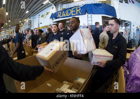 Stati Uniti i marinai a bordo della USN Wasp-classe assalto anfibio nave USS Makin Island ordina holiday care pacchetti che sono arrivati nella mail di Dicembre 23, 2016 nel Golfo di Aden. (Foto di David Gardner via Planetpix) Foto Stock