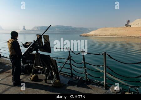 Un marinaio negli Stati Uniti a bordo della USN Arleigh Burke-class guidato-missile destroyer USS Nitze sorge guarda come la nave transita il Canale di Suez per via navigabile Dicembre 5, 2016 in Egitto. (Foto di MCS3 Casey J. Hopkins via Planetpix) Foto Stock