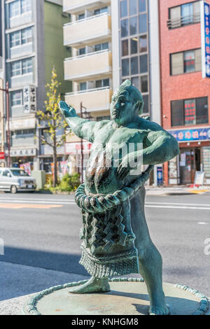 Statua di un lottatore di sumo fighter nel quartiere Ryogoku del quartiere Sumida di Tokyo, Giappone Foto Stock