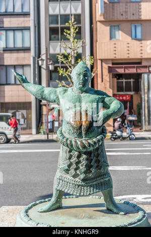 Statua di un lottatore di sumo fighter nel quartiere Ryogoku del quartiere Sumida di Tokyo, Giappone Foto Stock