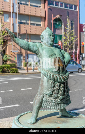 Statua di un lottatore di sumo fighter nel quartiere Ryogoku del quartiere Sumida di Tokyo, Giappone Foto Stock