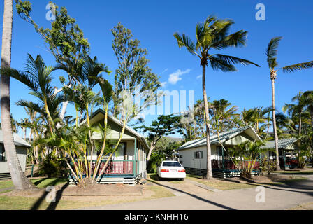 Cabine a un parco vacanze presso Airlie Beach sulla costa di Whitsunday, Queensland, QLD, Australia Foto Stock