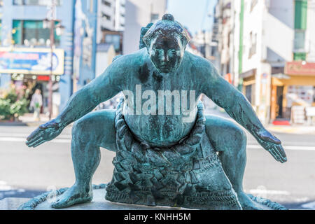 Statua di un lottatore di sumo fighter nel quartiere Ryogoku del quartiere Sumida di Tokyo, Giappone Foto Stock