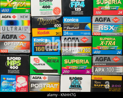 SAINT PETERSBURG, Russia - 30 novembre 2017: il vecchio 35mm (tipo 135) photo film scatole collezione. Diversi professionisti di marca scatole di pellicola fotografica Foto Stock