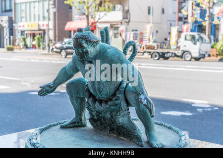 Statua di un lottatore di sumo fighter nel quartiere Ryogoku del quartiere Sumida di Tokyo, Giappone Foto Stock